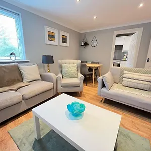Gf Flat Sleeps 4, Parking For Contractors By Eagle Owl Crawley (West Sussex)